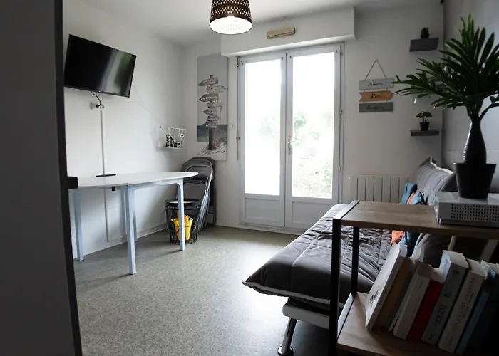 A 50 Metres De L\'Ocean