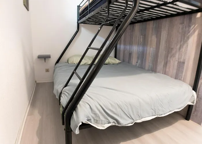 A 50 Metres De L\'Ocean